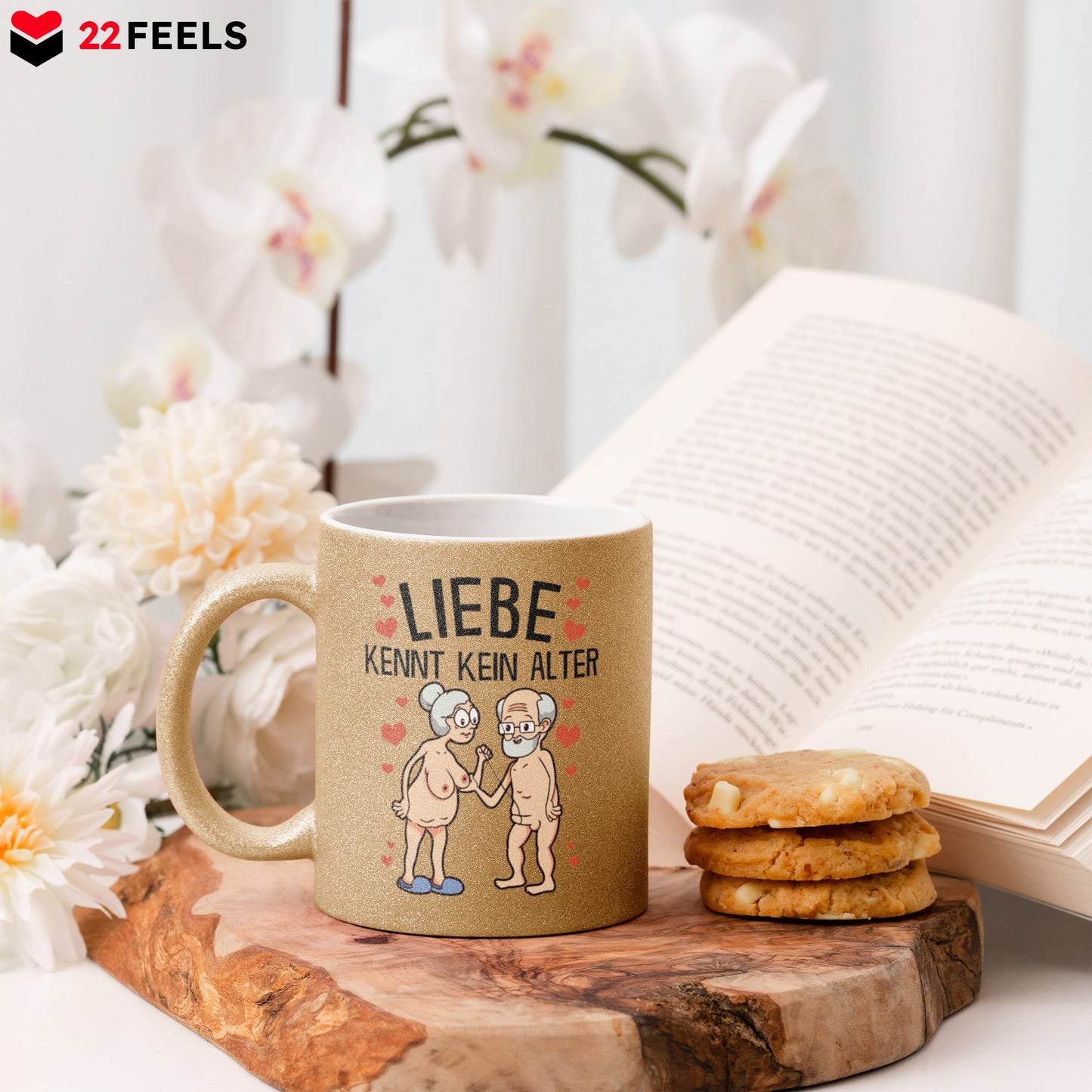 22Feels® Paar Geschenk zum Jahrestag, Hochzeitstag, Valentinstag etc. - Glitzertasse mit Spruch: Liebe kennt kein Alter (Gold, 320ml)-Glitzertasse Gold 320ml-22Feels