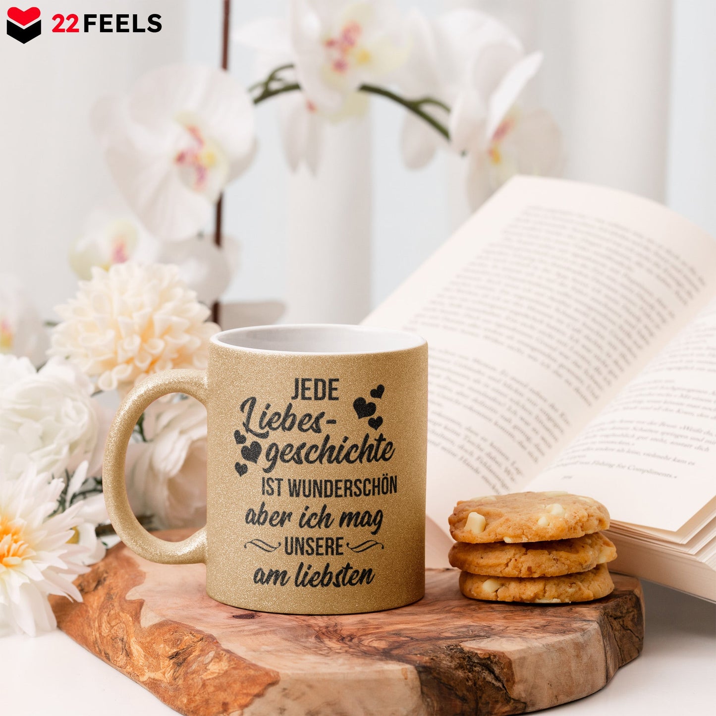 22Feels® Pärchen Geschenk zum Jahrestag, Hochzeitstag, Valentinstag etc. - Glitzertasse mit Spruch: Jede Liebesgeschichte (Gold, 320ml)-Glitzertasse Gold 320ml-22Feels