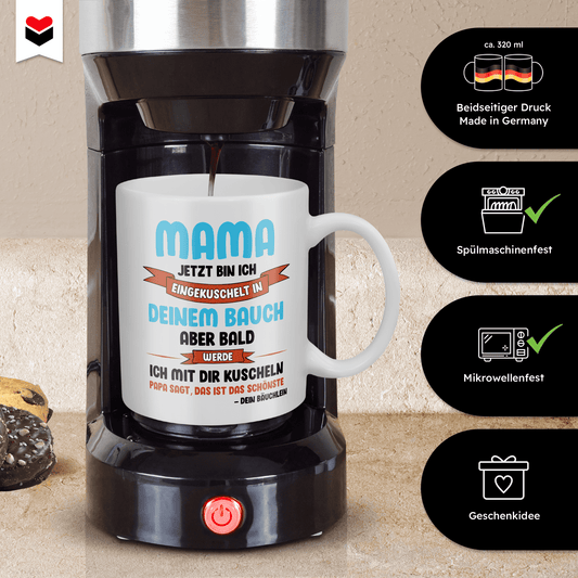 22Feels® Geschenk für Schwangere - Tasse mit Spruch: Jetzt Bin Ich Eingekuschelt (Weiss, 320ml)-Weisse Tasse 320ml-22Feels