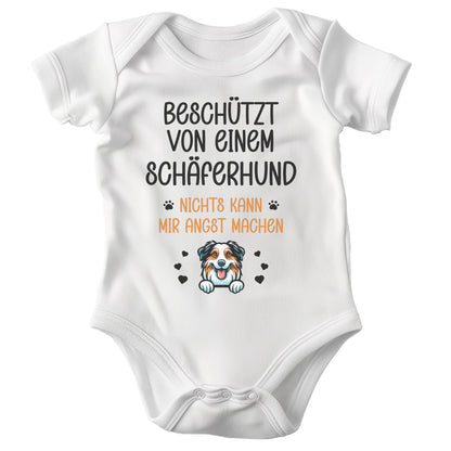 22Feels Unisex Babybody Bio-Baumwolle – Weiß mit Australian Shepherd Beschützt Spruch – Geschenk zur Geburt, Babyparty oder zum 1. Geburtstag für Hunde-Fans-Baby Body-22Feels