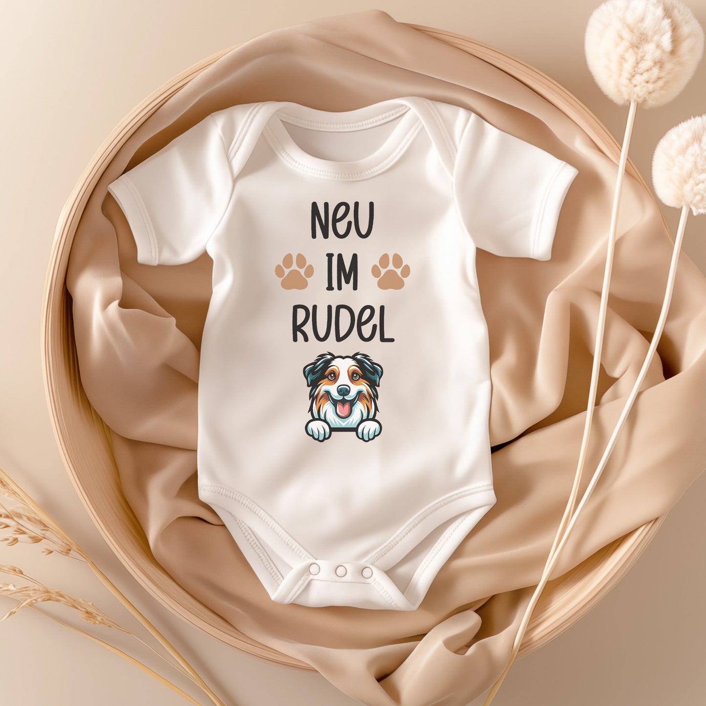 22Feels Unisex Babybody Bio-Baumwolle – Weiß mit Australian Shepherd Neu im Rudel – Geschenk zur Geburt, Babyparty oder zum 1. Geburtstag für Hunde-Fans-Baby Body-22Feels