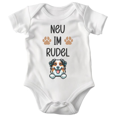22Feels Unisex Babybody Bio-Baumwolle – Weiß mit Australian Shepherd Neu im Rudel – Geschenk zur Geburt, Babyparty oder zum 1. Geburtstag für Hunde-Fans-Baby Body-22Feels