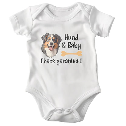 22Feels Unisex Babybody Bio-Baumwolle – Weiß mit Australian Shepherd Chaos Spruch – Geschenk zur Geburt, Babyparty oder zum 1. Geburtstag für Hunde-Fans-Baby Body-22Feels