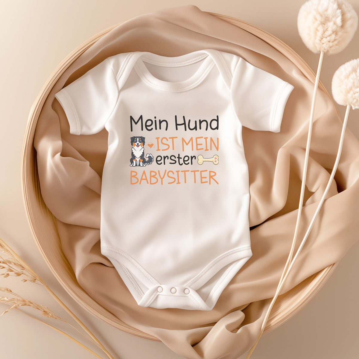 22Feels Unisex Babybody Bio-Baumwolle – Weiß mit Australian Shepherd Babysitter – Geschenk zur Geburt, Babyparty oder zum 1. Geburtstag für Hunde-Fans-Baby Body-22Feels