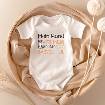 22Feels Unisex Babybody Bio-Baumwolle – Weiß mit Australian Shepherd Babysitter – Geschenk zur Geburt, Babyparty oder zum 1. Geburtstag für Hunde-Fans-Baby Body-22Feels
