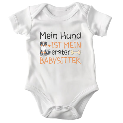 22Feels Unisex Babybody Bio-Baumwolle – Weiß mit Australian Shepherd Babysitter – Geschenk zur Geburt, Babyparty oder zum 1. Geburtstag für Hunde-Fans-Baby Body-22Feels