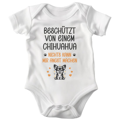 22Feels Unisex Babybody Bio-Baumwolle – Weiß mit Chihuahua Beschützt Spruch – Geschenk zur Geburt, Babyparty oder zum 1. Geburtstag für Hunde-Fans-Baby Body-22Feels