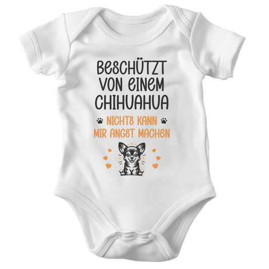 22Feels Unisex Babybody Bio-Baumwolle – Weiß mit Chihuahua Beschützt Spruch – Geschenk zur Geburt, Babyparty oder zum 1. Geburtstag für Hunde-Fans-Baby Body-22Feels