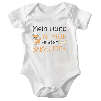 22Feels Unisex Babybody Bio-Baumwolle – Weiß mit Chihuahua Babysitter – Geschenk zur Geburt, Babyparty oder zum 1. Geburtstag für Hunde-Fans-Baby Body-22Feels