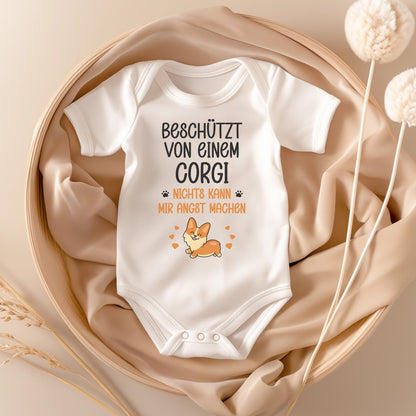 22Feels Unisex Babybody Bio-Baumwolle – Weiß mit Corgi Beschützt Spruch – Geschenk zur Geburt, Babyparty oder zum 1. Geburtstag für Hunde-Fans-Baby Body-22Feels