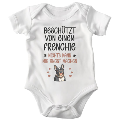 22Feels Unisex Babybody Bio-Baumwolle – Weiß mit Frenchie Beschützt Spruch – Geschenk zur Geburt, Babyparty oder zum 1. Geburtstag für Hunde-Fans-Baby Body-22Feels