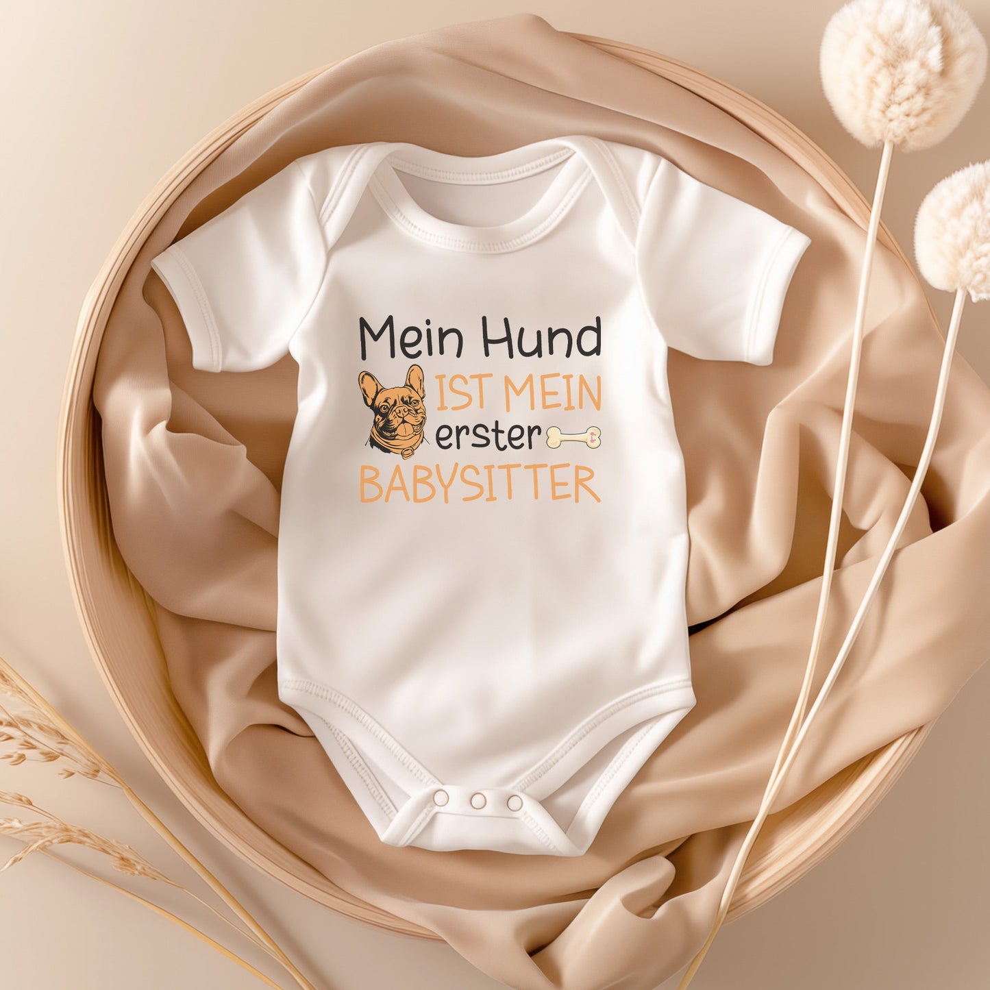 22Feels Unisex Babybody Bio-Baumwolle – Weiß mit Frenchie Babysitter – Geschenk zur Geburt, Babyparty oder zum 1. Geburtstag für Hunde-Fans-Baby Body-22Feels