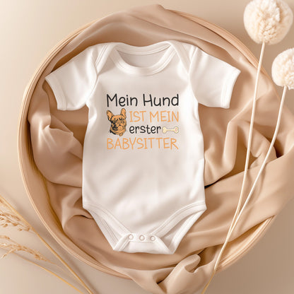 22Feels Unisex Babybody Bio-Baumwolle – Weiß mit Frenchie Babysitter – Geschenk zur Geburt, Babyparty oder zum 1. Geburtstag für Hunde-Fans-Baby Body-22Feels