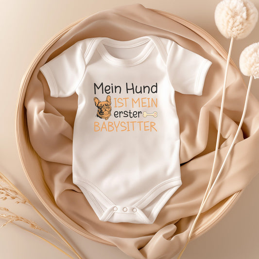 22Feels Unisex Babybody Bio-Baumwolle – Weiß mit Frenchie Babysitter – Geschenk zur Geburt, Babyparty oder zum 1. Geburtstag für Hunde-Fans-Baby Body-22Feels