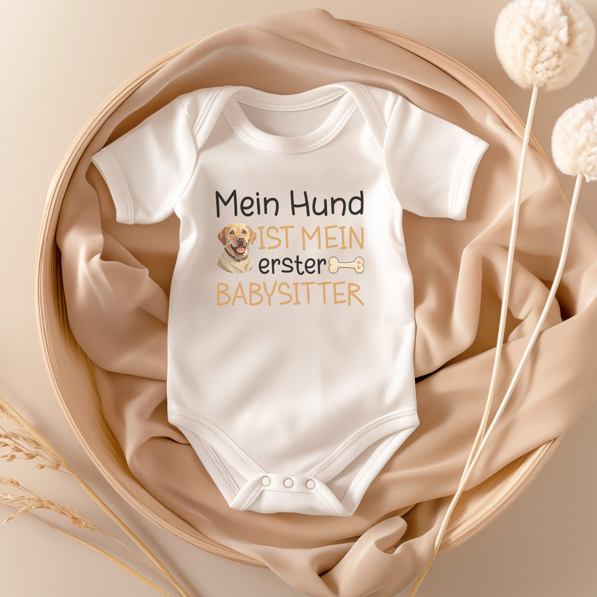 22Feels Unisex Babybody Bio-Baumwolle – Weiß mit Labrador Babysitter – Geschenk zur Geburt, Babyparty oder zum 1. Geburtstag für Hunde-Fans-Baby Body-22Feels