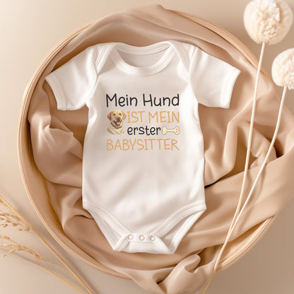 22Feels Unisex Babybody Bio-Baumwolle – Weiß mit Labrador Babysitter – Geschenk zur Geburt, Babyparty oder zum 1. Geburtstag für Hunde-Fans-Baby Body-22Feels