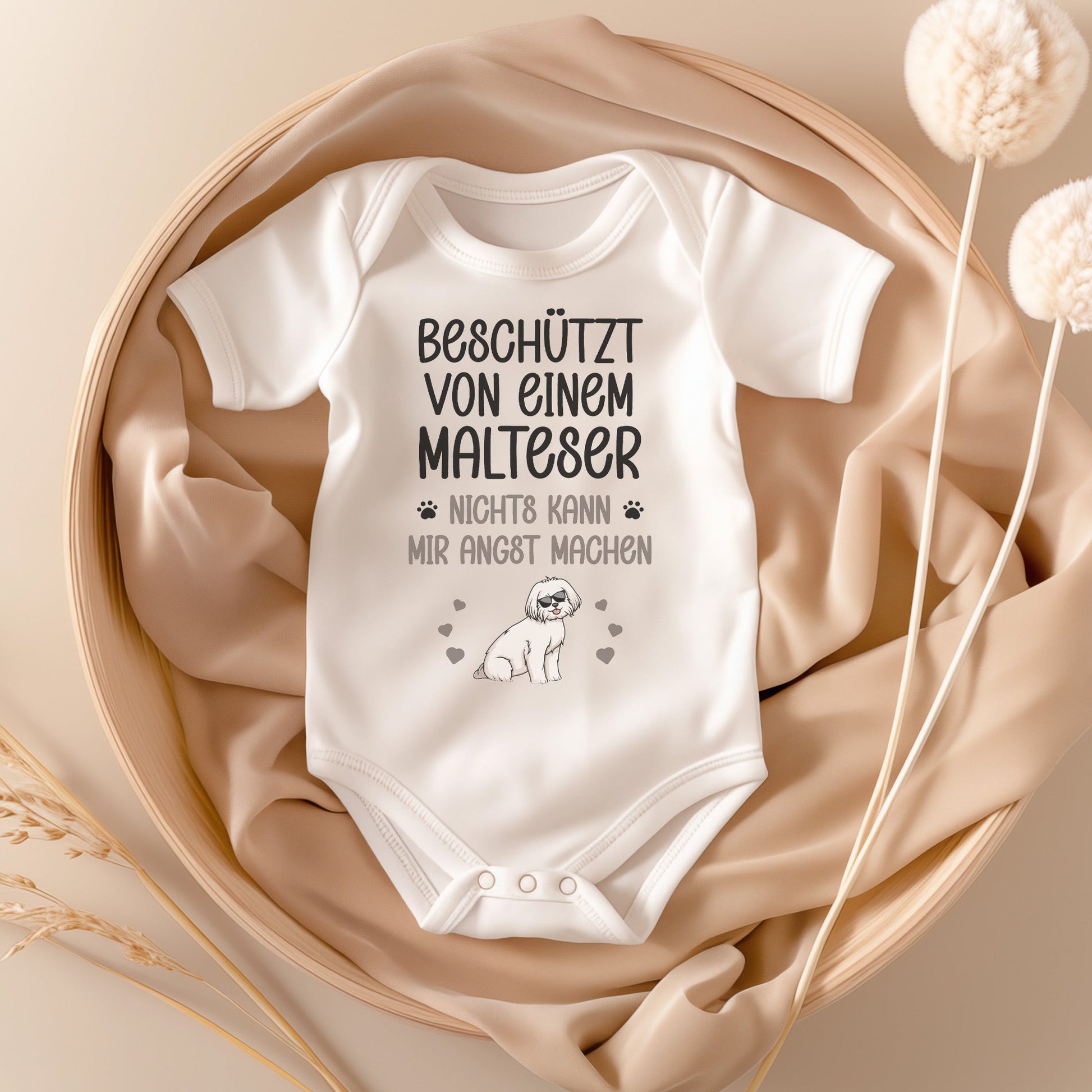 22Feels Unisex Babybody Bio-Baumwolle – Weiß mit Malteser Beschützt Spruch – Geschenk zur Geburt, Babyparty oder zum 1. Geburtstag für Hunde-Fans-Baby Body-22Feels