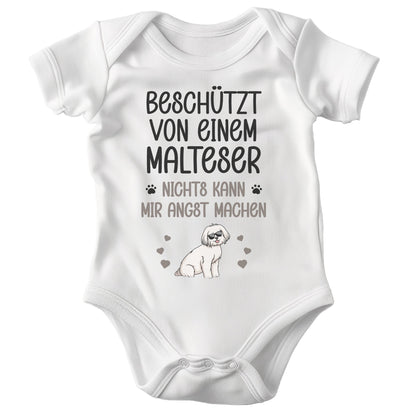 22Feels Unisex Babybody Bio-Baumwolle – Weiß mit Malteser Beschützt Spruch – Geschenk zur Geburt, Babyparty oder zum 1. Geburtstag für Hunde-Fans-Baby Body-22Feels