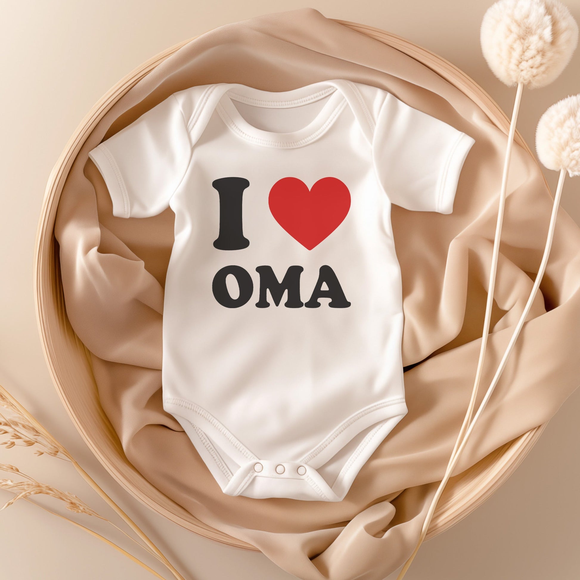22Feels Unisex Babybody Bio-Baumwolle – Weiß mit I Love Oma – Geschenk zur Geburt, Babyparty oder zum 1. Geburtstag von Oma-Baby Body-22Feels