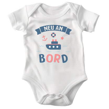 22Feels Unisex Babybody Bio-Baumwolle – Weiß mit Neu an Bord Motiv – Maritimes Geschenk zur Geburt, Babyparty oder zum 1. Geburtstag-Baby Body-22Feels