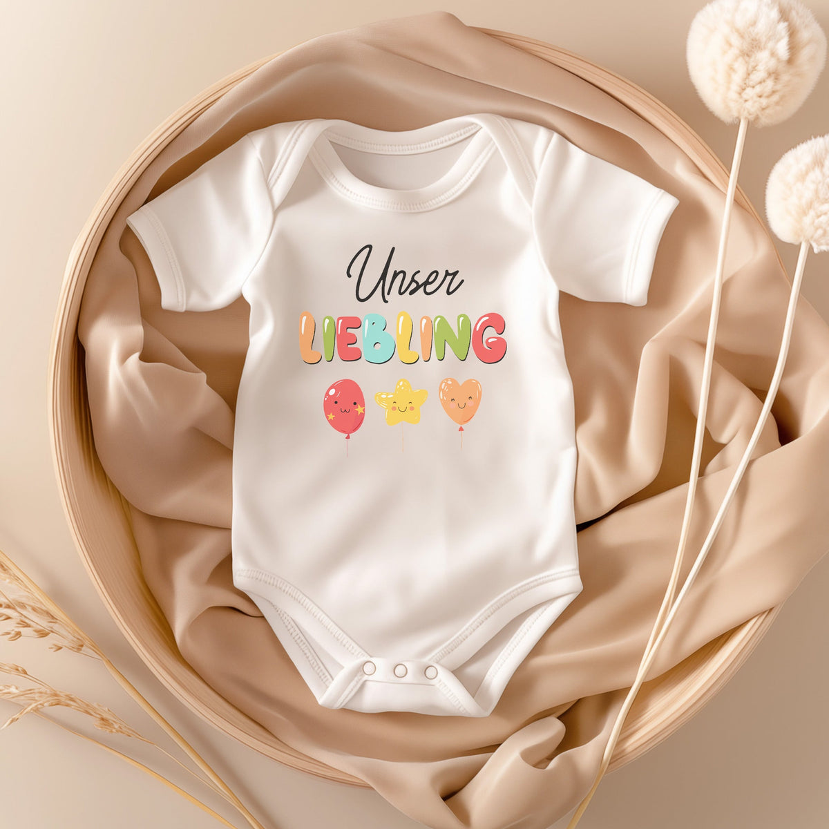 22Feels Unisex Babybody Bio-Baumwolle – Weiß mit Unser Liebling Motiv – Geschenk zur Geburt, Babyparty oder zum 1. Geburtstag-Baby Body-22Feels