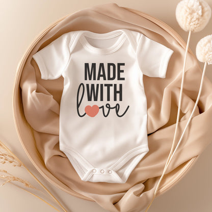 22Feels Unisex Babybody Bio-Baumwolle – Weiß mit Made with Love Design – Geschenk zur Geburt, Babyparty oder zum 1. Geburtstag-Baby Body-22Feels
