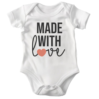 22Feels Unisex Babybody Bio-Baumwolle – Weiß mit Made with Love Design – Geschenk zur Geburt, Babyparty oder zum 1. Geburtstag-Baby Body-22Feels