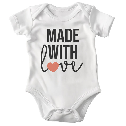 22Feels Unisex Babybody Bio-Baumwolle – Weiß mit Made with Love Design – Geschenk zur Geburt, Babyparty oder zum 1. Geburtstag-Baby Body-22Feels