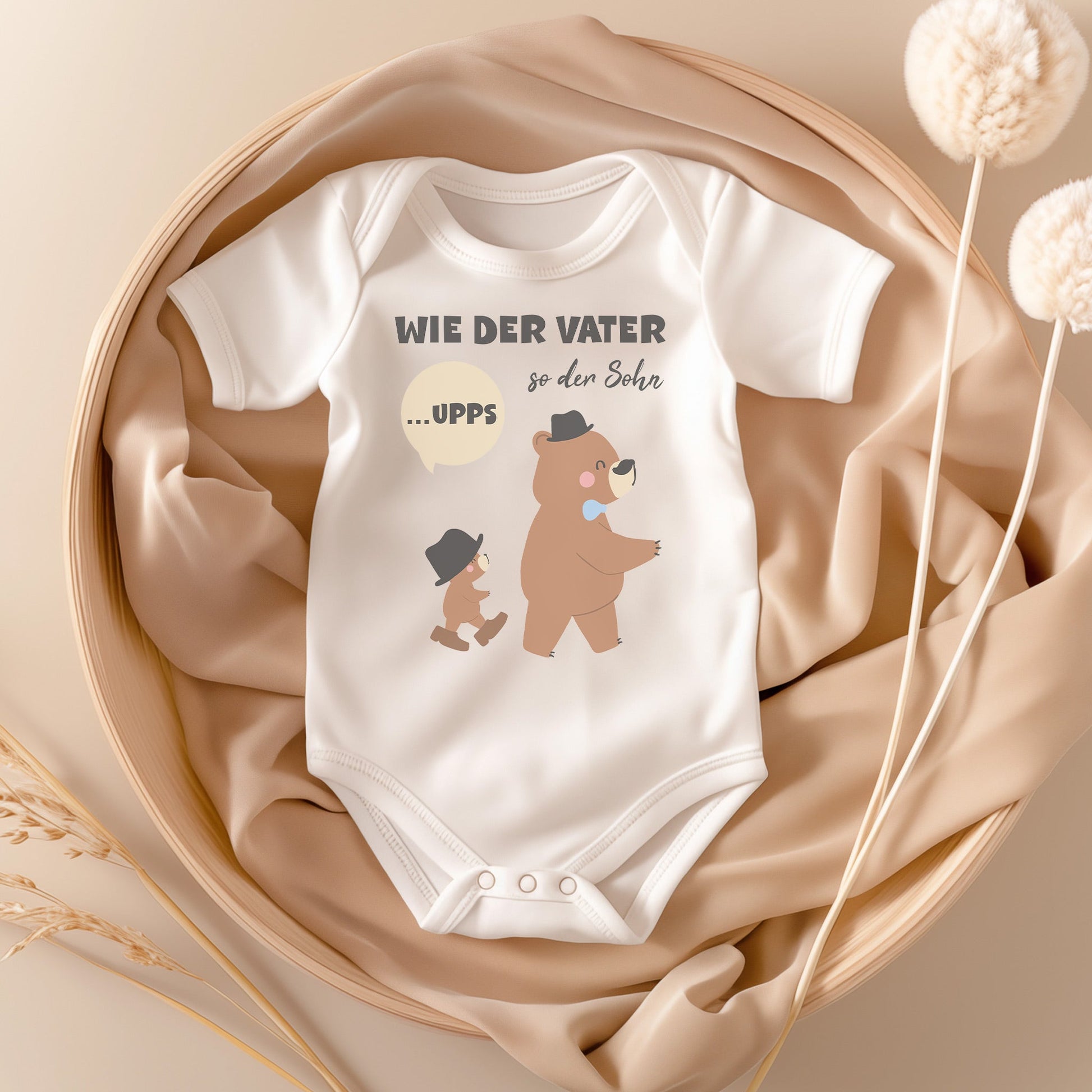 22Feels Unisex Babybody Bio-Baumwolle – Weiß mit Wie der Vater so der Sohn Upps – Geschenk zur Geburt, Babyparty oder zum 1. Geburtstag für Papa-Baby Body-22Feels