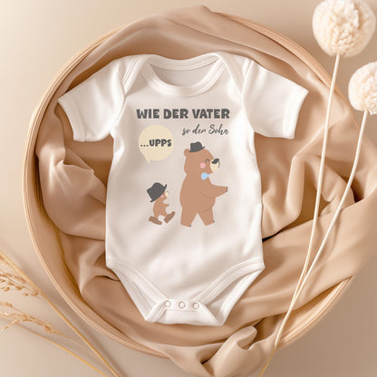 22Feels Unisex Babybody Bio-Baumwolle – Weiß mit Wie der Vater so der Sohn Upps – Geschenk zur Geburt, Babyparty oder zum 1. Geburtstag für Papa-Baby Body-22Feels