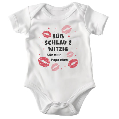 22Feels Unisex Babybody Bio-Baumwolle – Weiß mit Lustigem Papa Spruch & Küssen – Geschenk zur Geburt, Babyparty oder zum 1. Geburtstag für Väter-Baby Body-22Feels