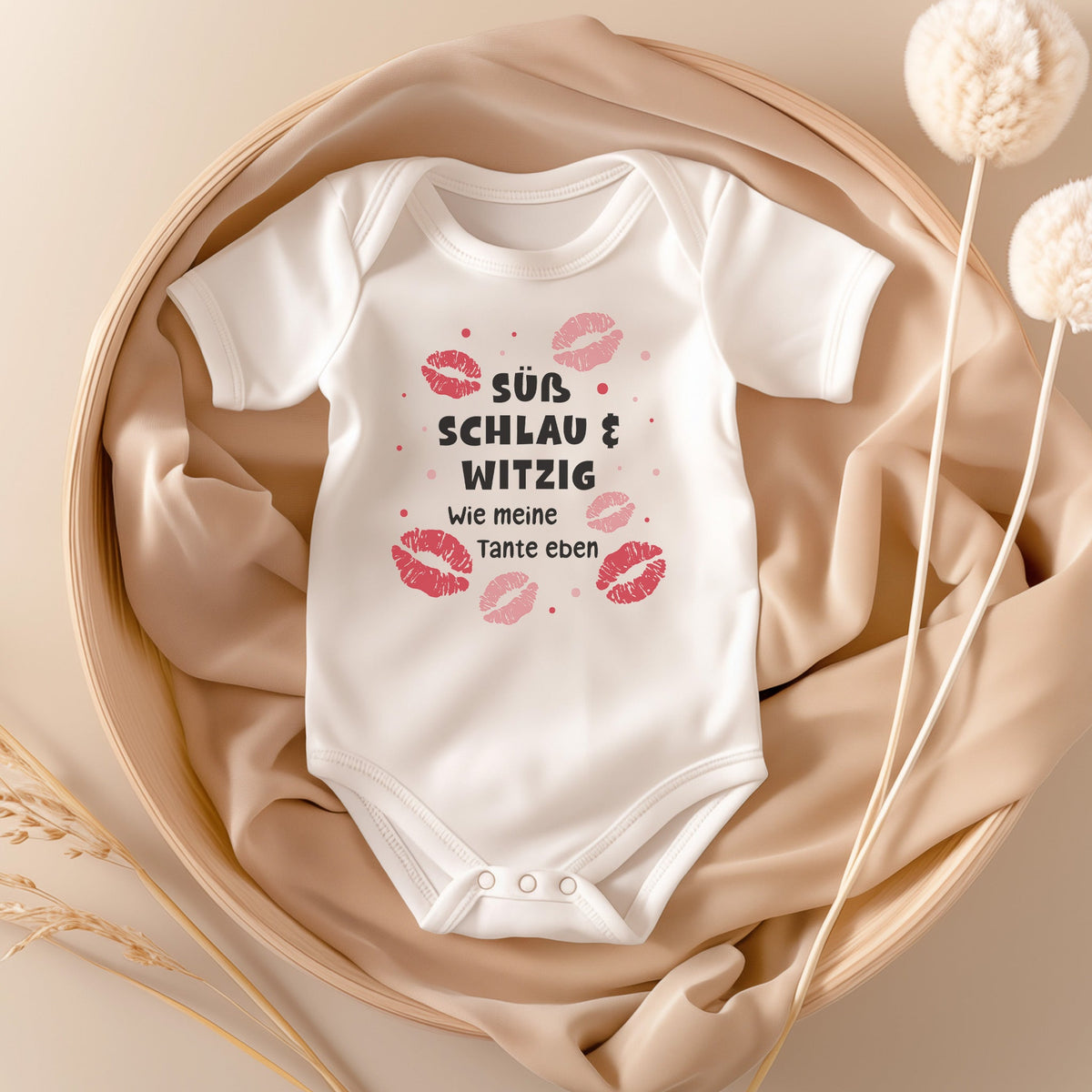 22Feels Unisex Babybody Bio-Baumwolle – Weiß mit Lustigem Tante Spruch & Küssen – Geschenk zur Geburt, Babyparty oder zum 1. Geburtstag von Tante-Baby Body-22Feels