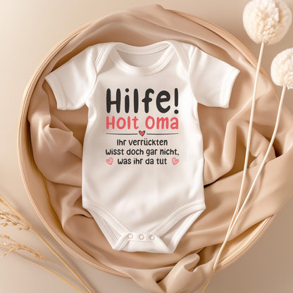 22Feels Unisex Babybody Bio-Baumwolle – Weiß mit Hilfe! Holt Oma Spruch – Geschenk von Oma zur Geburt oder Babyparty-Baby Body-22Feels