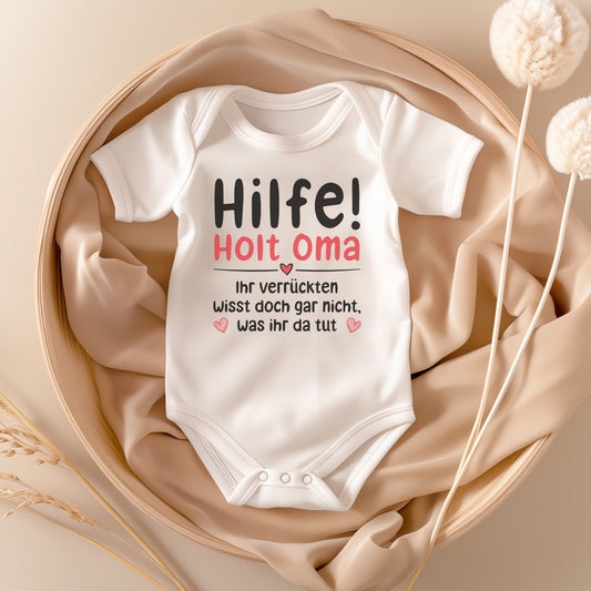 22Feels Unisex Babybody Bio-Baumwolle – Weiß mit Hilfe! Holt Oma Spruch – Geschenk von Oma zur Geburt oder Babyparty-Baby Body-22Feels