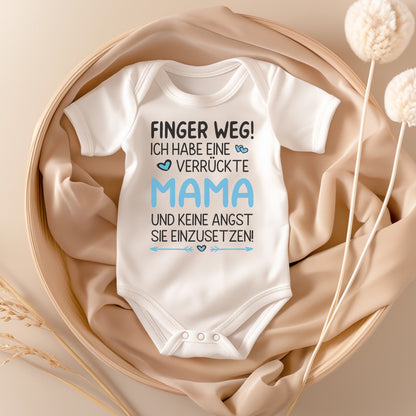 22Feels Babybody Jungen Bio-Baumwolle – Weiß mit Finger weg Mama (Blau) – Geschenk von Mama zur Geburt oder Babyparty-Baby Body-22Feels