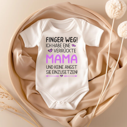 22Feels Babybody Mädchen Bio-Baumwolle – Weiß mit Finger weg Mama (Pink) – Geschenk von Mama zur Geburt oder Babyparty-Baby Body-22Feels