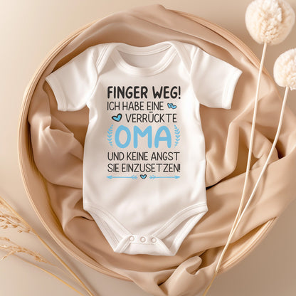 22Feels Babybody Jungen Bio-Baumwolle – Weiß mit Finger weg Oma (Blau) – Geschenk von Oma zur Geburt oder Babyparty-Baby Body-22Feels