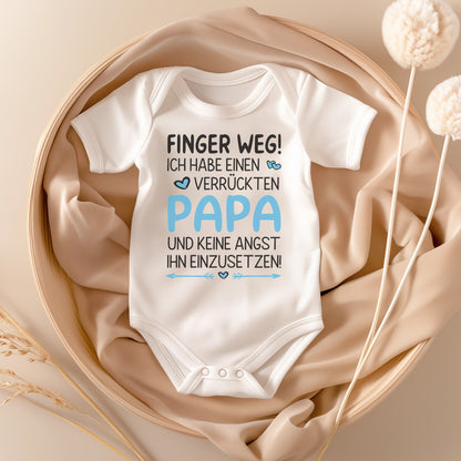 22Feels Babybody Jungen Bio-Baumwolle – Weiß mit Finger weg Papa (Blau) – Geschenk von Papa zur Geburt oder Babyparty-Baby Body-22Feels