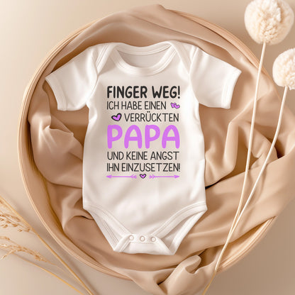 22Feels Babybody Mädchen Bio-Baumwolle – Weiß mit Finger weg Papa (Pink) – Geschenk von Papa zur Geburt oder Babyparty-Baby Body-22Feels