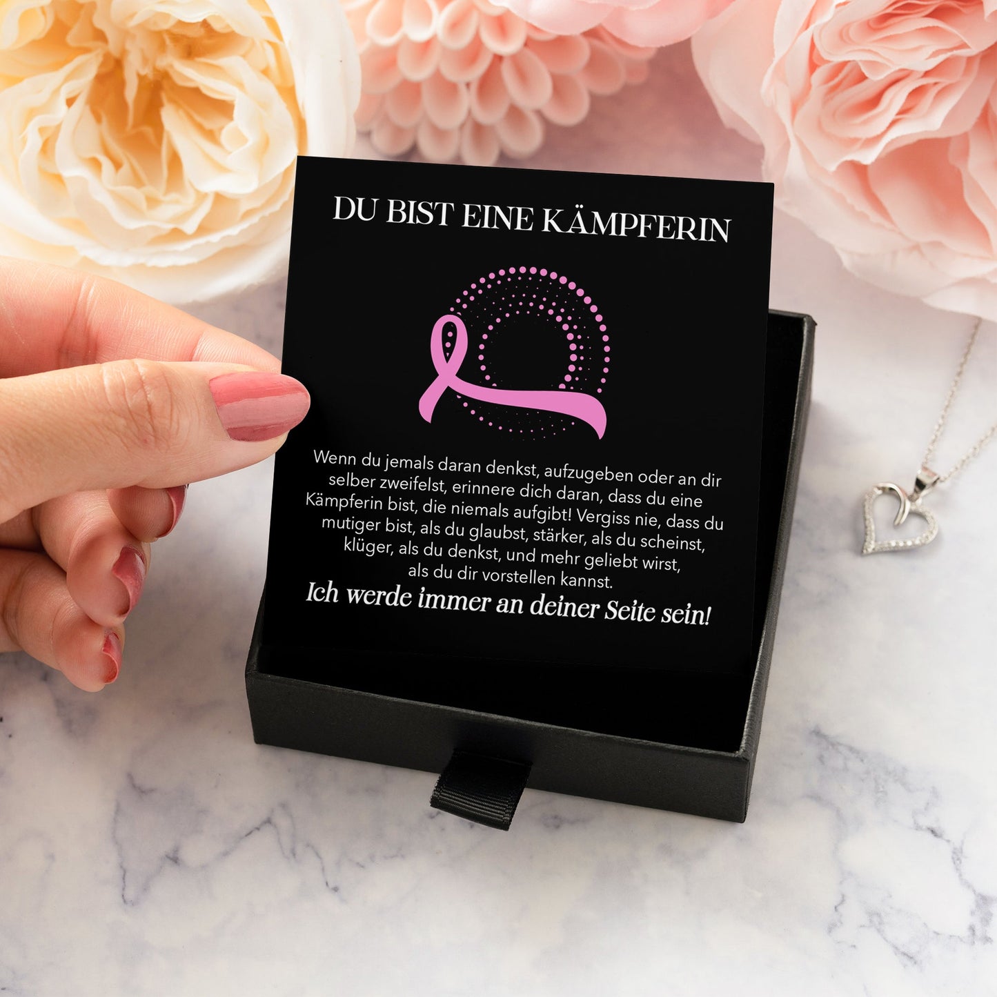 22Feels® Brustkrebs Kämpferin Geschenk Silber 925 Herz Halskette mit Karte Frauen Schmuck Damen und Collier - Mut und Stärke während Therapie Mammakarzinom-Schmuck mit Botschaftskarte - Herz21-22Feels