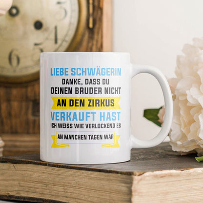 22Feels® ORIGINAL Geschenk-Tasse mit Spruch für Schwägerinnen - Zirkus Dein Bruder (Weiss, 320ml)-Weisse Tasse 320ml-22Feels