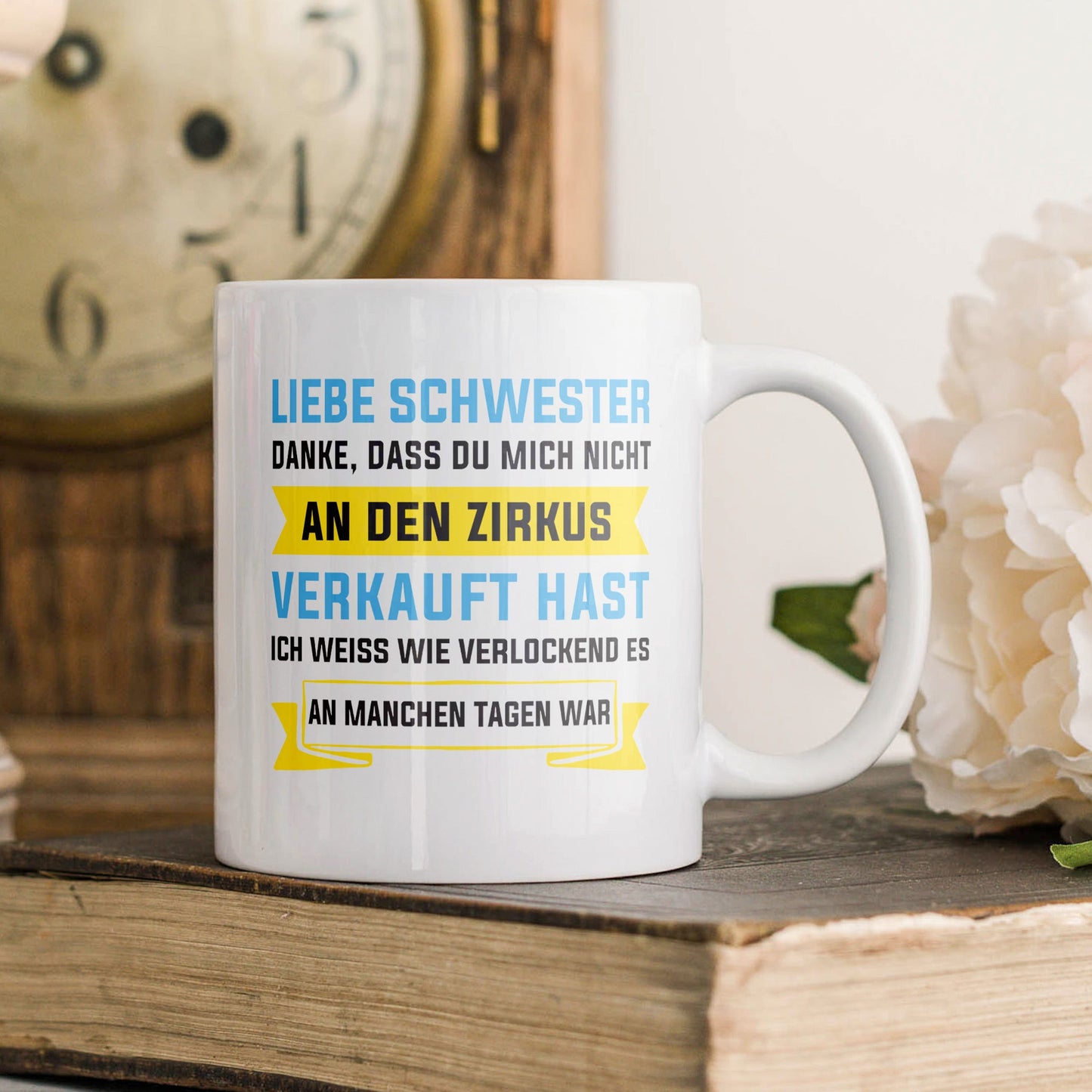 22Feels® Schwester Geschenk - Tasse mit Spruch: Zirkus (Weiss, 320ml)-Weisse Tasse 320ml-22Feels