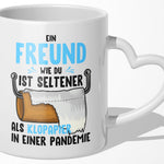 22Feels® Freund Geschenk zum Jahrestag, Valentinstag etc. - Tasse mit Spruch: Seltener als Klopapier (Herzhenkel, Weiss, 320ml)-Tasse Weiss Herzhenkel 320ml-22Feels