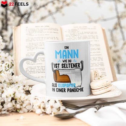 22Feels® Ehemann Geschenk zum Hochzeitstag, Valentinstag etc. - Tasse mit Spruch: Seltener als Klopapier (Herzhenkel, Weiss, 320ml)-Tasse Weiss Herzhenkel 320ml-22Feels