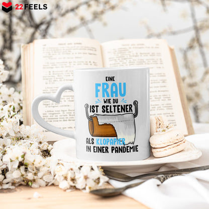22Feels® Ehefrau Geschenk zum Hochzeitstag, Valentinstag etc. - Tasse mit Spruch: Seltener als Klopapier (Herzhenkel, Weiss, 320ml)-Tasse Weiss Herzhenkel 320ml-22Feels