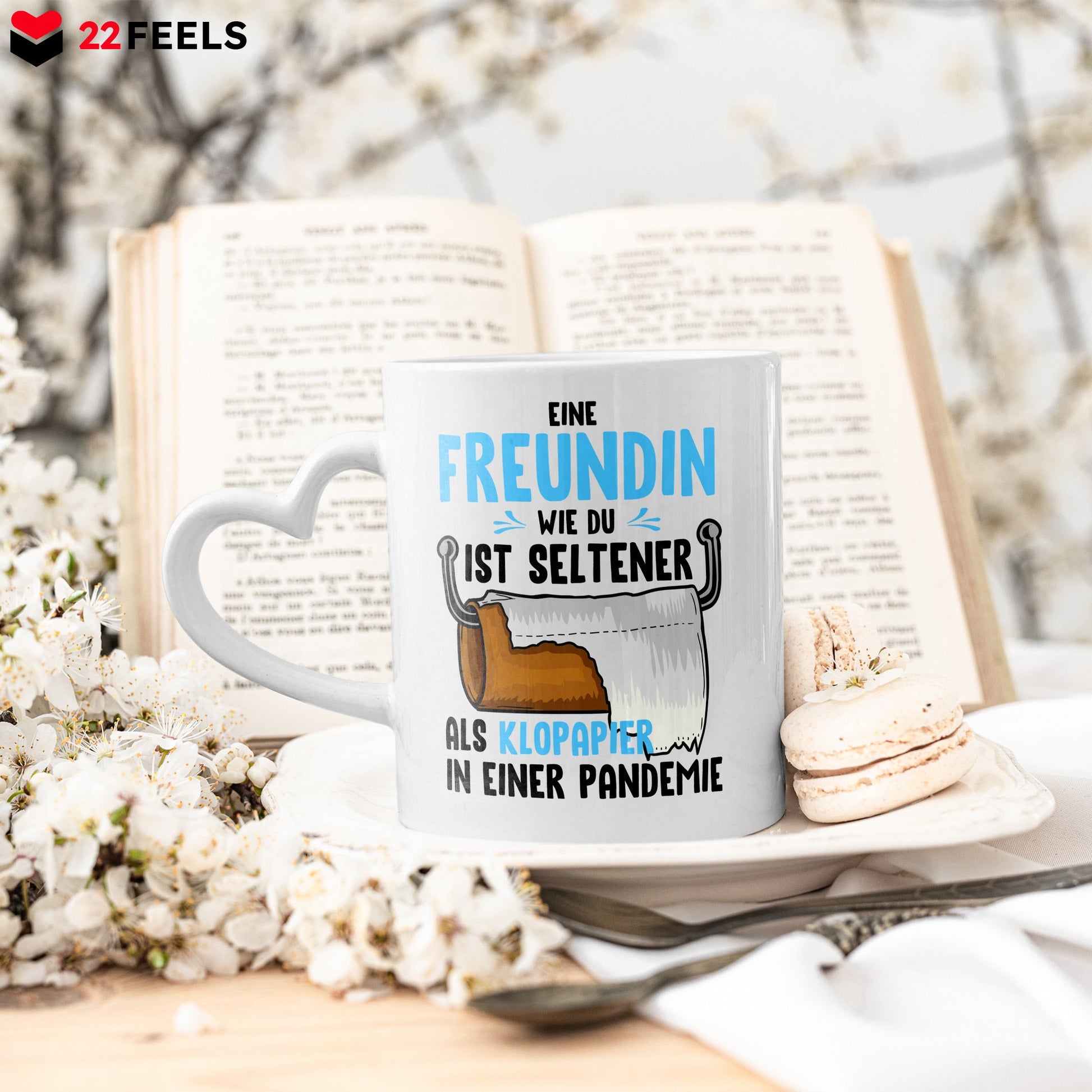 22Feels® Freundin Geschenk zum Jahrestag, Valentinstag etc. - Tasse mit Spruch: Seltener als Klopapier (Herzhenkel, Weiss, 320ml)-Tasse Weiss Herzhenkel 320ml-22Feels