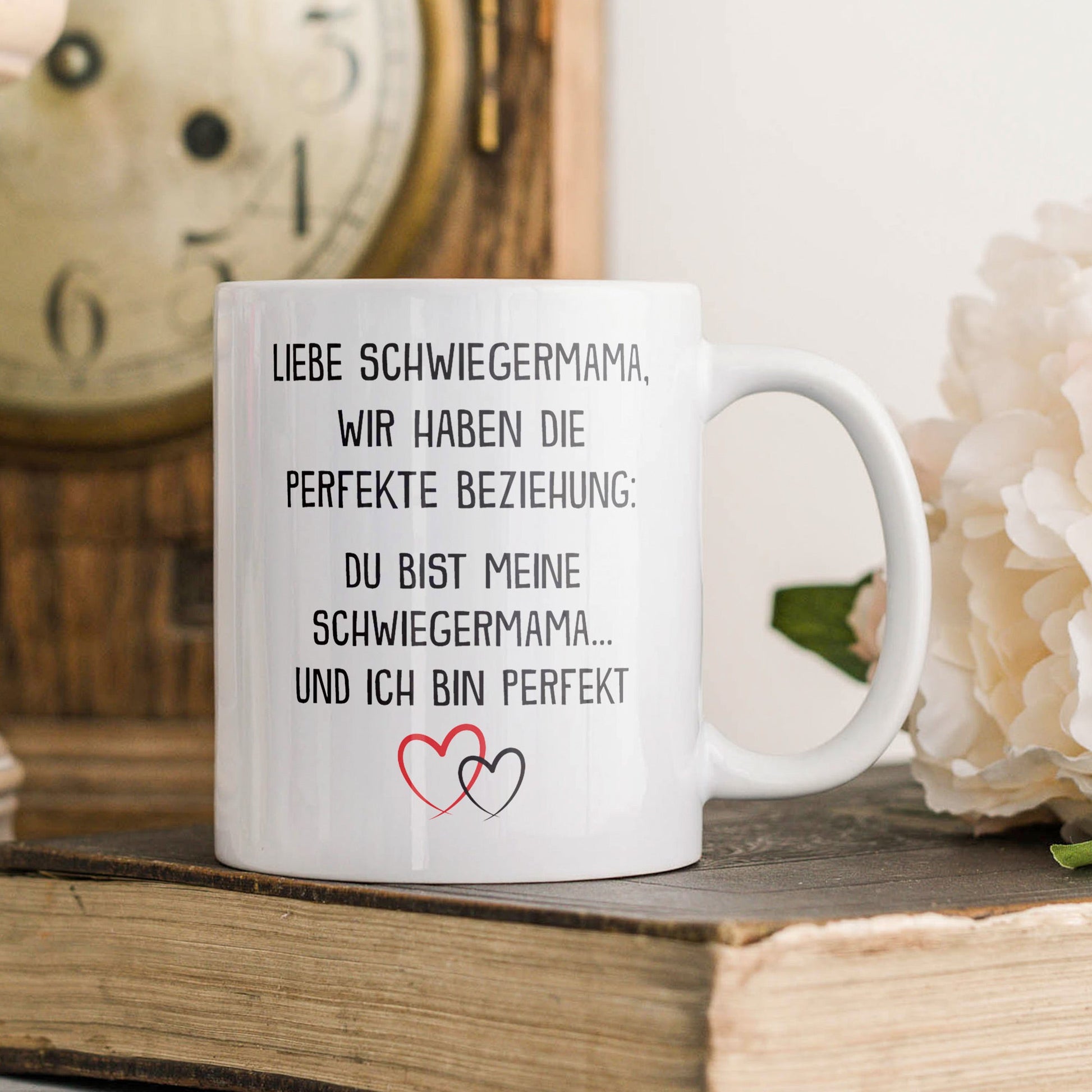 22Feels® Schwiegermutter Geschenk - Tasse mit Spruch: Die Perfekte Beziehung (Weiss, 320ml)-Weisse Tasse 320ml-22Feels