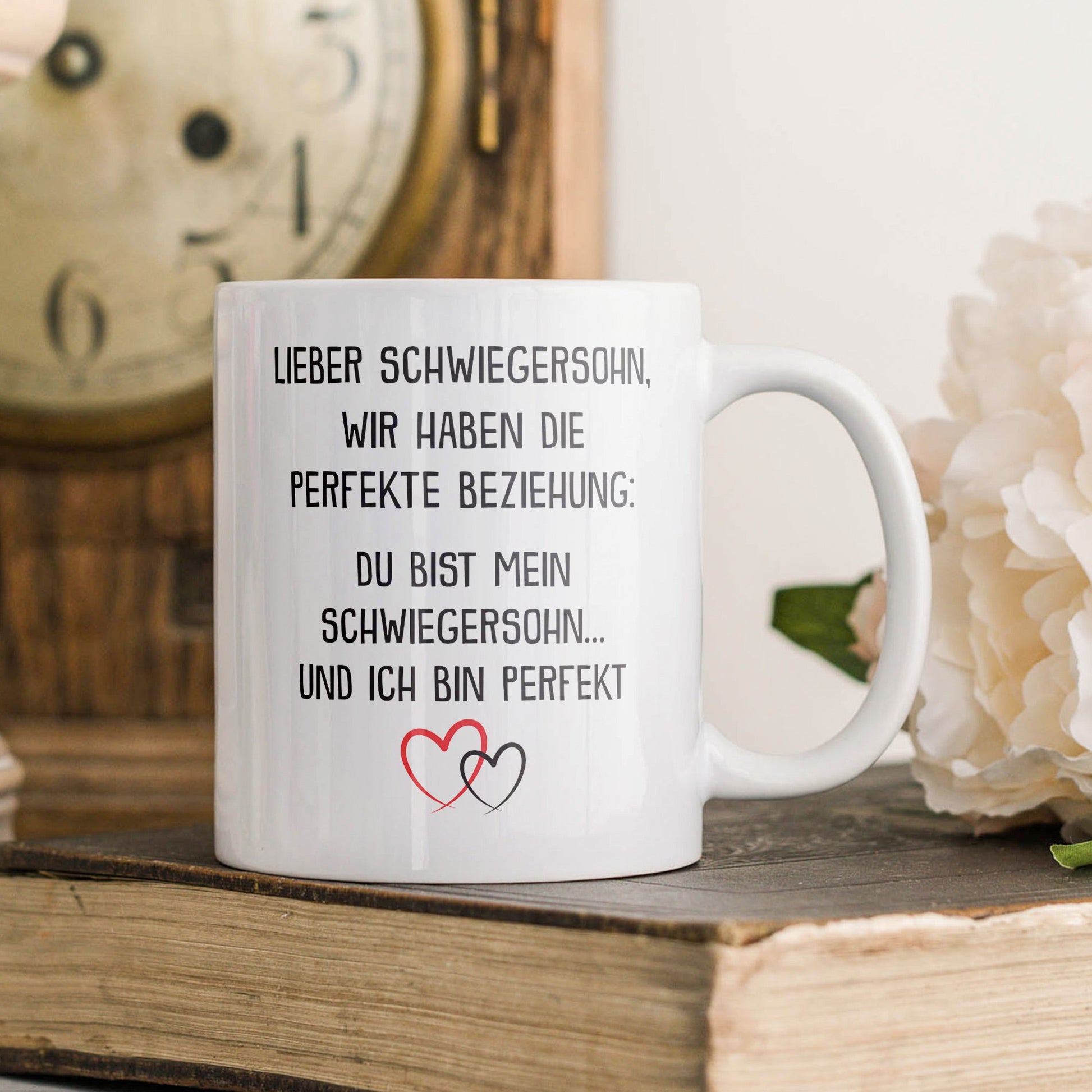 22Feels® Schwiegersohn Geschenk - Tasse mit Spruch: Die Perfekte Beziehung (Weiss, 320ml)-Weisse Tasse 320ml-22Feels