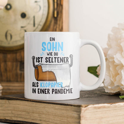 22Feels® Geschenk für Sohn - Tasse mit Spruch: Seltener Als Klopapier (Weiss, 320ml)-Weisse Tasse 320ml-22Feels
