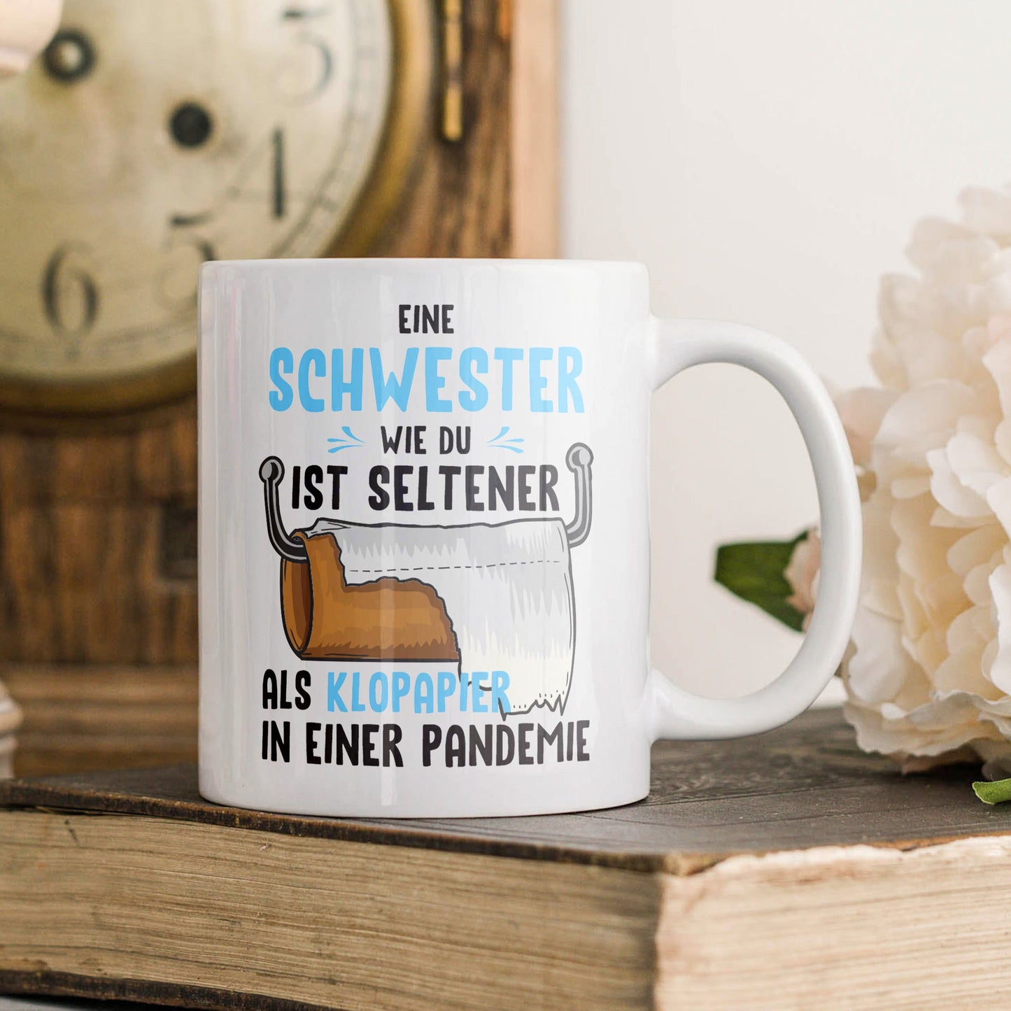 22Feels® Schwester Geschenk - Tasse mit Spruch: Seltener Als Klopapier (Weiss, 320ml)-Weisse Tasse 320ml-22Feels